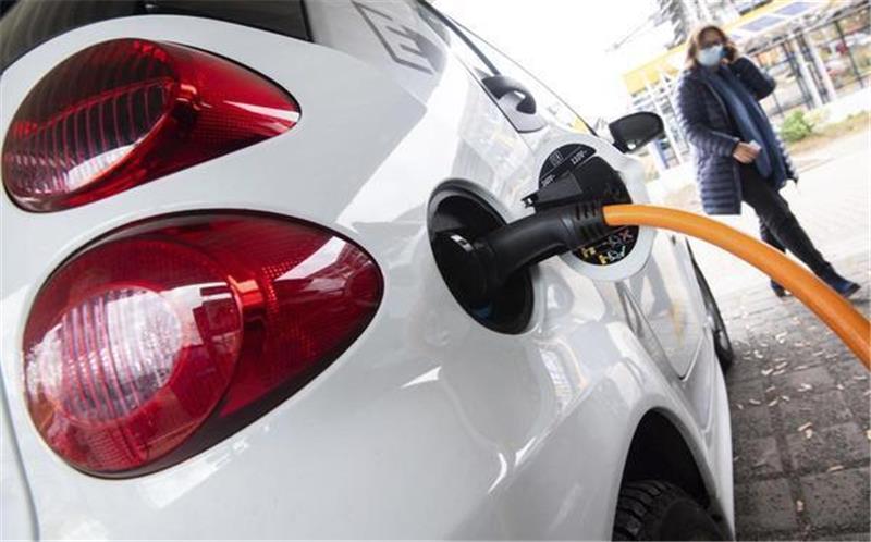 Ein Elektroauto lädt an einer Ladestation einer Geschäftsstelle des ADAC in der Region Hannover. Foto: Julian Stratenschulte/dpa