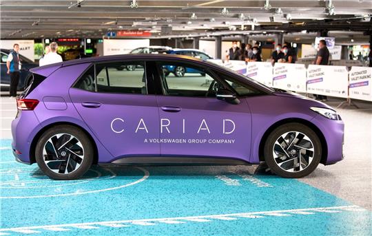Ein Elektroauto von VW mit dem Aufdruck der Sparte "Cariad".