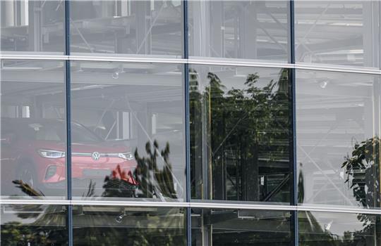 Ein Elektrofahrzeug ID.4 steht im Autoturm der Gläsernen VW Manufaktur. Auch an dem Standort Dresden wird die Produktion vorübergehend gedrosselt.