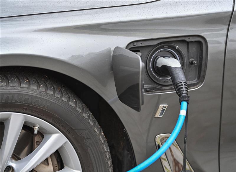 Studie: BMW und Mercedes hängen chinesische Konkurrenten ab Ein Elektrofahrzeug der Marke BMW wird an einer Ladesäule aufgeladen.