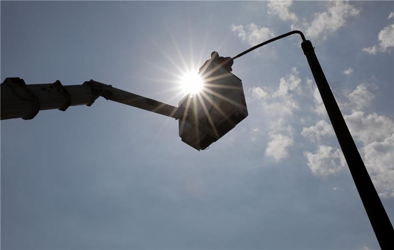 Klimaschutz-Investitionen von Kommunen nicht ausreichend Ein Elektromonteur montiert in Halle eine neue LED-Leuchte für die Straßenbeleuchtung.