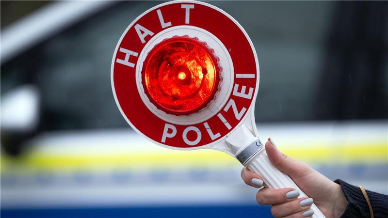 Polizei stoppt zwei Kinder bei nächtlicher Spritztour Ein Elfjähriger flüchtet in Bremerhaven mit einem Motorroller vor der Polizei - ohne Helm und mit einem 13-jährigen Mitfahrer. (Symbolbild)