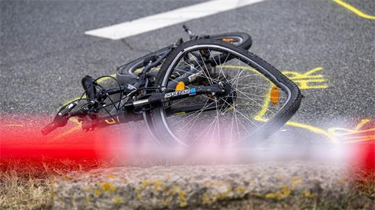 Ein Elfjähriger wird auf seinem Rad von einem Auto erfasst und schwer verletzt.