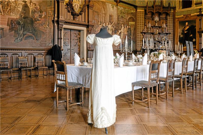 Schloss Wernigerode kauft hochkarätige Modesammlung Ein Empire Braut- oder Festkleid um 1810 aus Seidenjaquard. Foto: Michael Lumme