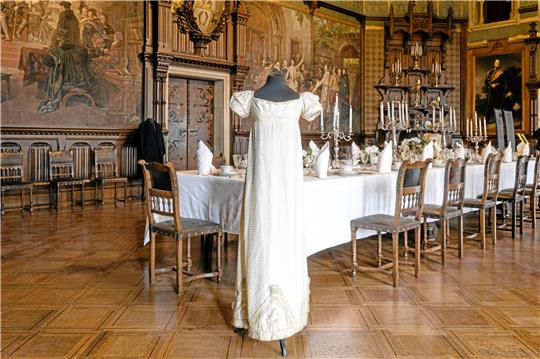 Ein Empire Braut- oder Festkleid um 1810 aus Seidenjaquard. Foto: Michael Lumme