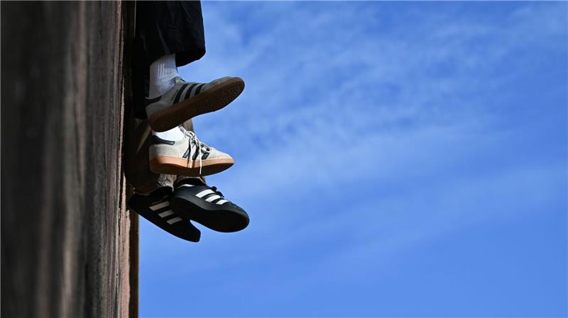 Sneaker hoch im Kurs - Kein Ende des Booms in Sicht Ein Ende beim Sneaker-Trend ist aus Expertensicht nicht zu erwarten. (Symbolbild)