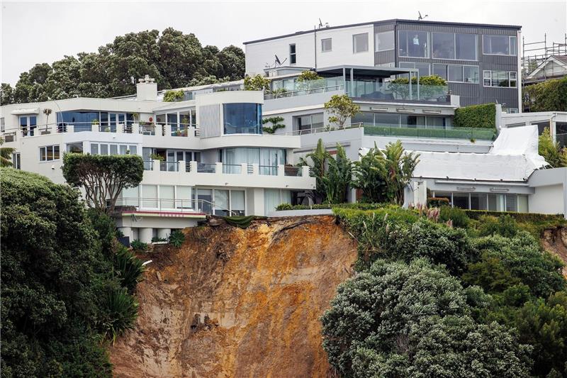 Tropensturm „Gabrielle” wütet in Neuseeland Ein Erdrutsch hat sich nahe eines Hauses in Auckland gelöst, verursacht durch anhaltend nasses Wetter wegen Zyklon Gabrielle.