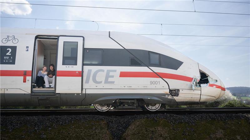 ICE fährt gegen Baggerarm - Baggerfahrer verletzt Ein Ersatzzug kam zur Unfallstelle, um die Fahrgäste aus dem ICE aufzunehmen.