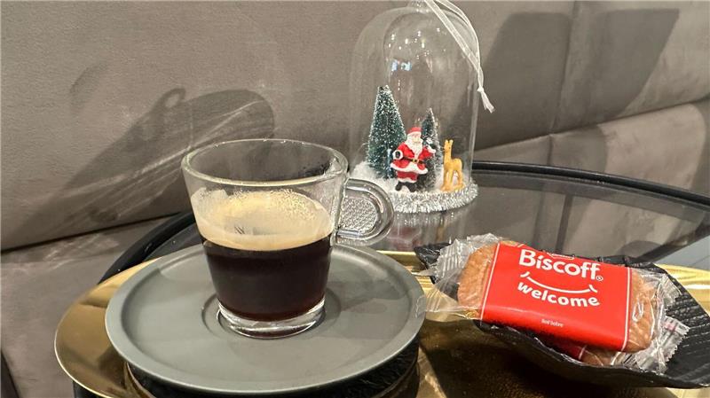 Ein Espresso und ein Karamellkeks dazu. So wird das serviert - hier in einem Berliner Friseursalon. (Archivbild)