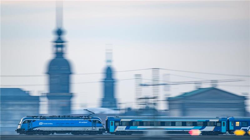 „Knödelexpress“ nach Prag bleibt teilweise erhalten Ein Eurocity-Zug fährt durch Dresden. In einem Teil der Züge wird es weiterhin die beliebten Speisewagen mit frisch gekochtem Essen geben. (Archivbild)