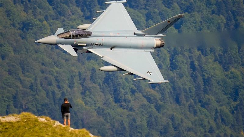 Ein Eurofighter Typhoon der deutschen Luftwaffe fliegt während einer militärischen und akrobatischen Flugshow in der Nähe des Heldenkreuzes auf dem Caraiman-Gipfel in Rumänien.