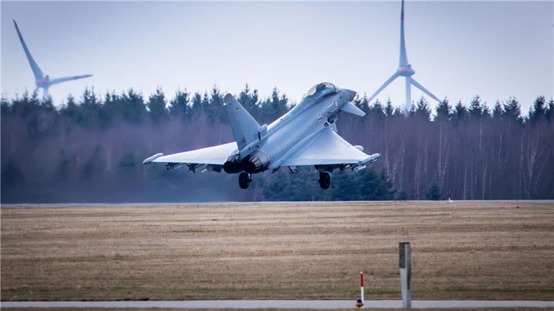 Ein Eurofighter der Luftwaffe startet am Stützpunkt Rostock-Laage. 