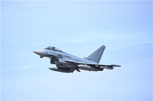 Ein Eurofighter fliegt bei der Übung «Rapid Viking 2023» über Island. Erstmals seit über 10 Jahren trainiert die Luftwaffe wieder mit Kampfflugzeugen auf Island. Der hohe Norden gewinnt zunehmend an geopolitischer Bedeutung.