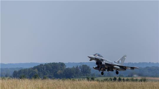 Ein Eurofighter soll Aufnahmen liefern und so bei der Suche helfen. (Archivbild)