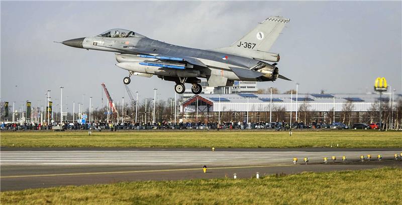 Experte: F-16 Zusagen wichtig für ukrainische Motivation Ein F-16-Kampfjet der niederländischen Luftwaffe landet während einer Militärübung auf dem Flughafen Schiphol. Die Niederlande und Dänemark wollen Jets dieser Art an die Ukraine liefern.