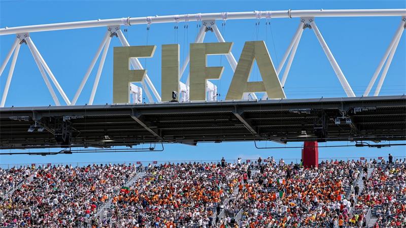 Ein FIFA-Logo bei WM in den USA, Mexiko und Kanada. (Archivbild)