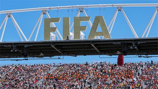 Ein FIFA-Logo bei WM in den USA, Mexiko und Kanada. (Archivbild)