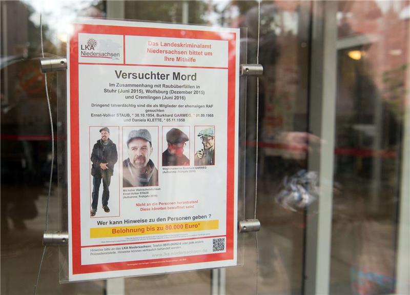 Ermittler bitten um Hinweise zu Ex-RAF-Terroristen Ein Fahndungsplakat des LKA Niedersachsen mit der Fahndung nach zwei ehemaligen Mitgliedern der Rote-Armee-Fraktion (RAF)hängt im Landgericht Verden.