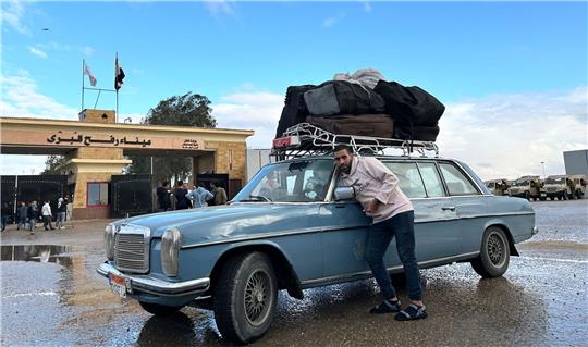 Ein Fahrer, der Palästinenser zur Rückkehr in den Gazastreifen zur Grenze bringt.