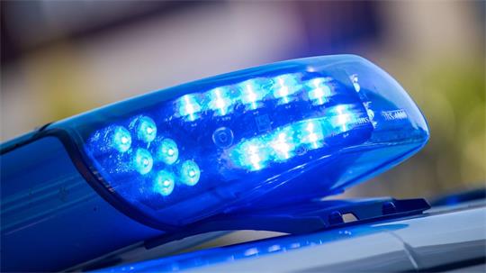 Ein Fahrer hatte laut Polizei die Kontrolle über sein Fahrzeug verloren. (Symbolfoto) 