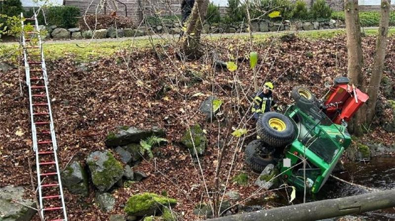 Ein Fahrer ist mit seinem Kleintraktor in die Bode gestürzt.