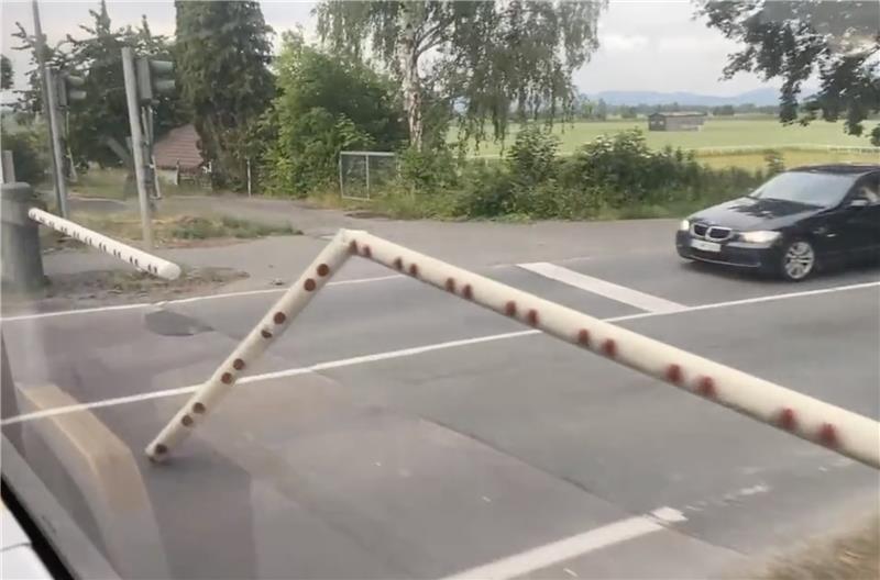 Ein Fahrgast filmte die umgeknickte Bahnschranke aus einem vorbeifahrenden Zug.