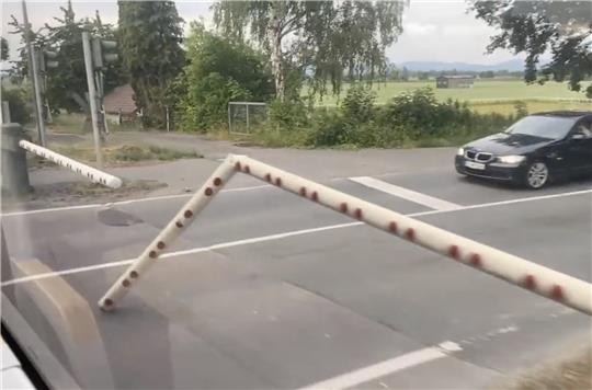 Ein Fahrgast filmte die umgeknickte Bahnschranke aus einem vorbeifahrenden Zug.