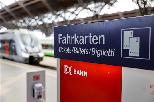 Ein Fahrkartenautomat der Deutschen Bahn steht an einem Bahnhof.