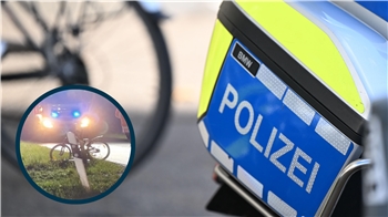 Ein Fahrrad steht am Samstagabend am Straßenrand bei Engelade.