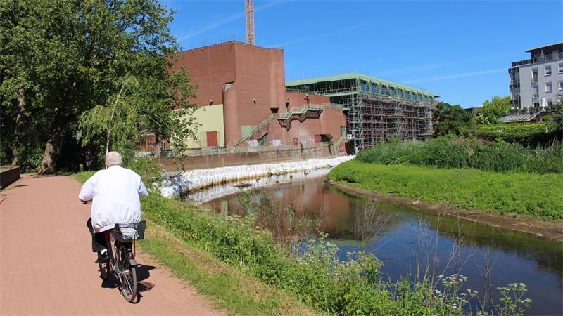 Ein Fahrradfahrer fährt am städtischen Bühnenhaus in Bocholt vorbei. Die aufwendigen Arbeiten am Bühnenhaus und dem direkt daneben liegenden Rathaus laufen seit langem. (Archivbild)