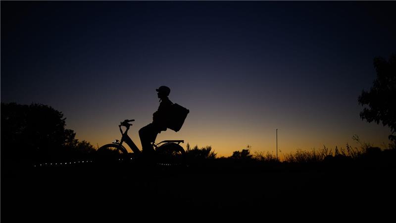 Bilder des Tages Ein Fahrradfahrer ist am Abend nach dem Sonnenuntergang auf dem Elberadweg an der Hafencity in Dresden unterwegs.