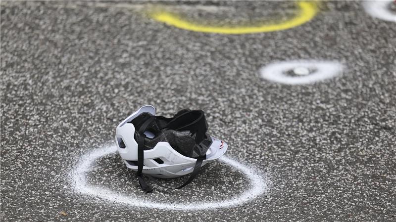 Ein  Fahrradhelm liegt auf der Straße an einer Unfallstelle.