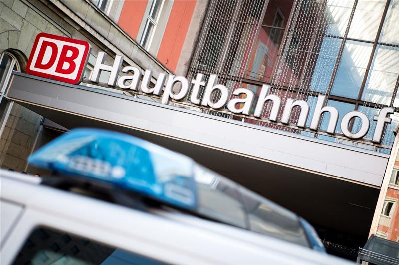 29-Jähriger beißt Polizisten in den Unterarm Ein Fahrzeug der Bundespolizei steht vor dem Münchner Hauptbahnhof (Symbolfoto).