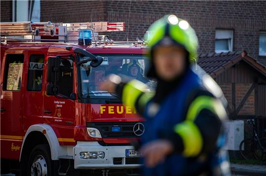 Ein Fahrzeug der Feuerwehr fährt an dem Einsatzort vor und wird vom Wehrführer eingewiesen.