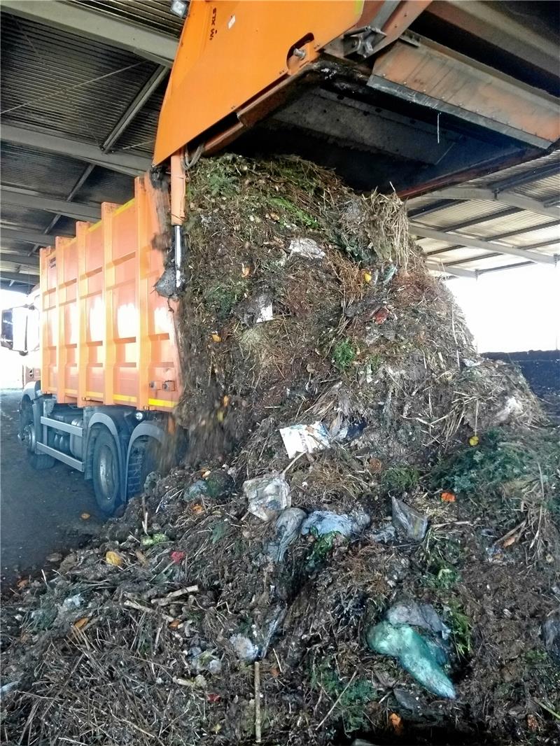 Ein Fahrzeug der Kreiswirtschaftsbetriebe liefert in der Kompostieranlage in Bornum Bioabfall an. Gut zu erkennen sind Plastiktüten und anderer „Störmüll“. Foto: Privat
