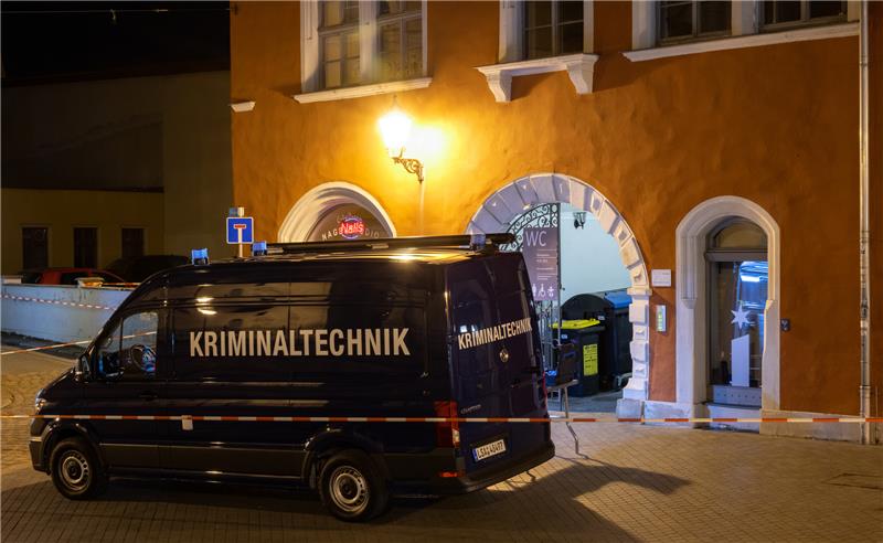 Drei Verletzte bei Explosion in Toilette – Deo-Sprays als Ursache? Ein Fahrzeug der Kriminaltechnik steht vor dem Zugang zu der Toilette am Marktschlösschen. Foto: Hendrik Schmidt/DPA