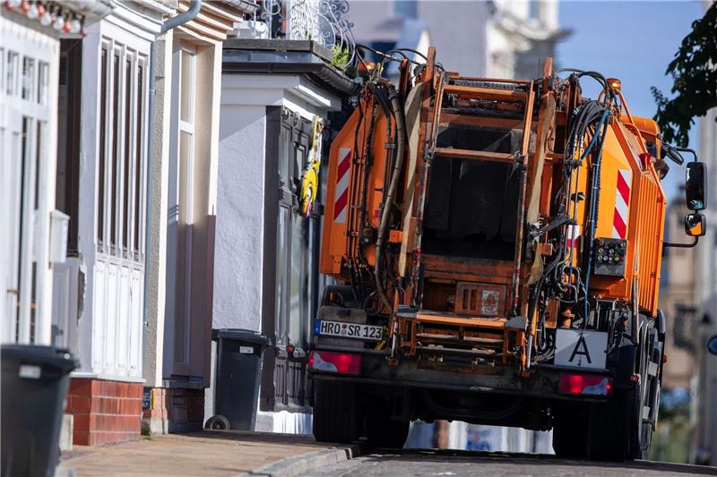 Müllabfuhr muss Grundstück nicht rückwärts anfahren Ein Fahrzeug der Müllabfuhr ist in den engen Straßen in der Altstadt von Warnemünde unterwegs (Symbolbild).