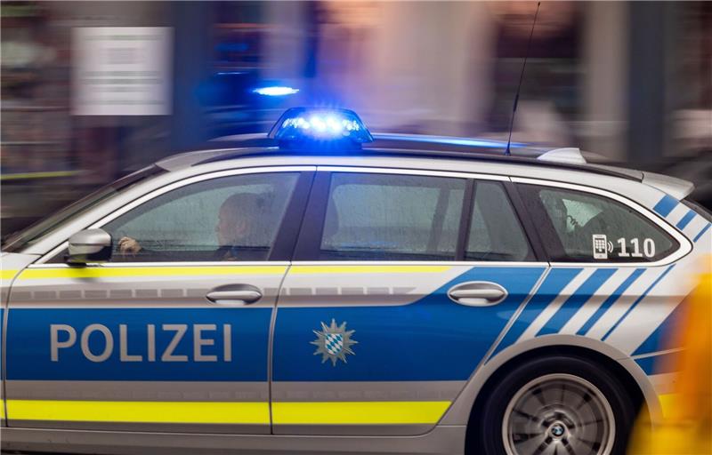 Ein Fahrzeug der Polizei fährt mit Blaulicht durch die Innenstadt.