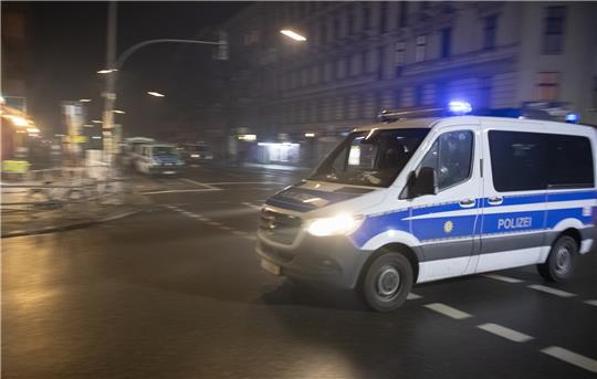 Ein Fahrzeug der Polizei fährt zu einem Einsatz. Symbolfoto: dpa