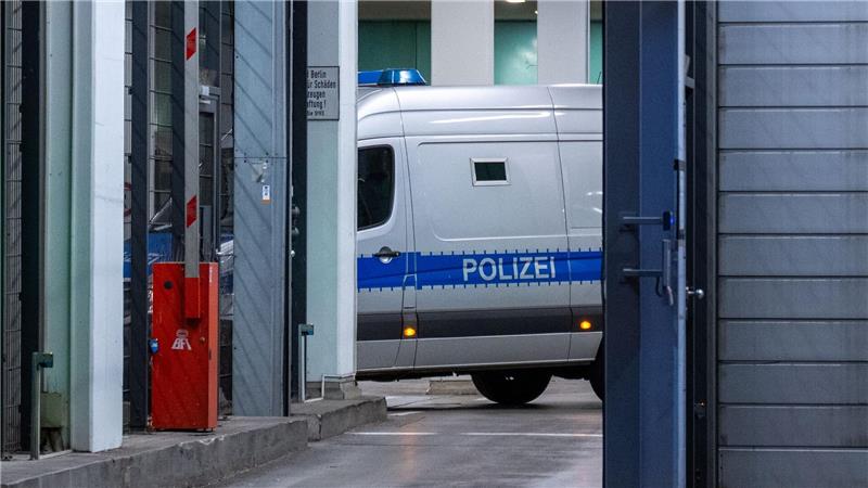 Ein Fahrzeug der Polizei steht im Bereitschaftsgericht vom Amtsgericht Tiergarten in Berlin, nachdem die Polizei am Samstag einen Mann festgenommen hat, der einen Anschlag geplant haben soll. 