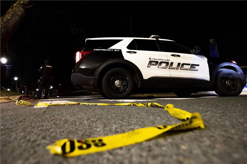 Tote bei Gewalttaten im Umfeld von Hochschulen in den USA Ein Fahrzeug der Polizei von Charlottesville.Bei einer Gewalttat auf dem Campus der Universität von Virginia hat ein Schütze drei Menschen getötet.