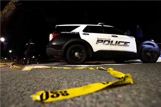 Ein Fahrzeug der Polizei von Charlottesville.Bei einer Gewalttat auf dem Campus der Universität von Virginia  hat ein Schütze drei Menschen getötet.