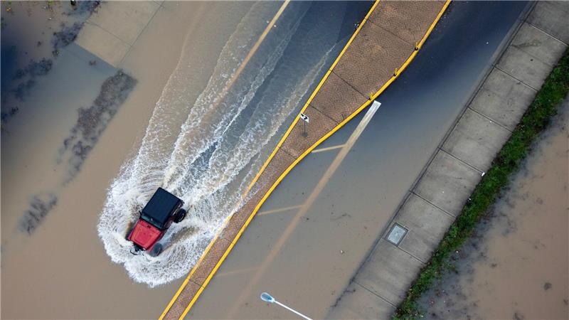 Ein Fahrzeug fährt durch die Fluten im US-Bundesstaat Washington.