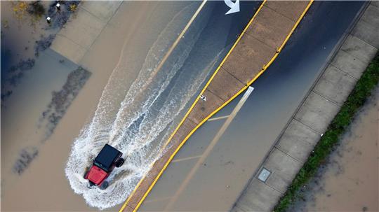 Ein Fahrzeug fährt durch die Fluten in Kent.