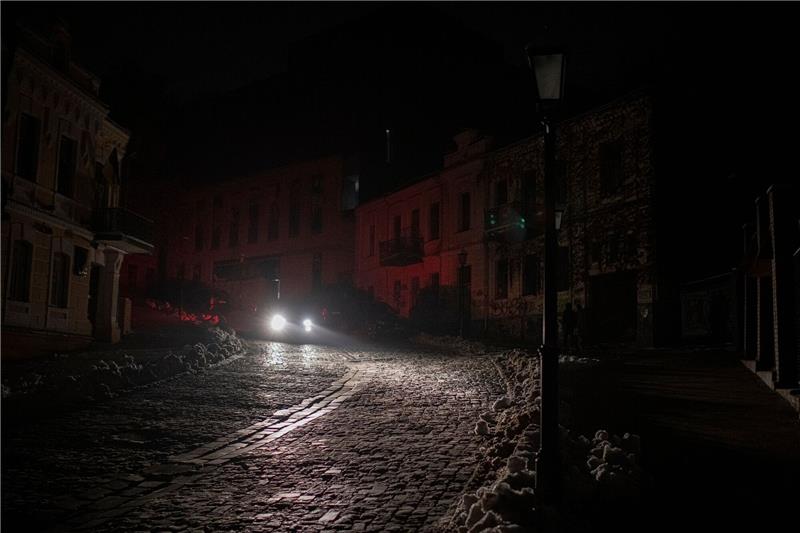 Ukraine beginnt sich von massiven Blackouts zu erholen Ein Fahrzeug fährt während eines Stromausfalls nach einem russischen Raketenangriff.