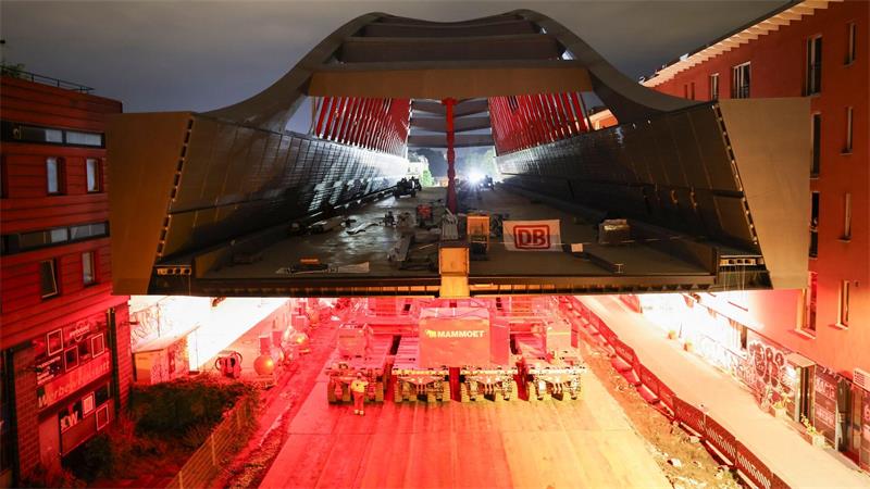 108 Meter lange neue Bahnbrücke rollt durch Hamburg Ein Fahrzeug mit 1.088 Rädern schiebt die neue Brücke Zentimeter für Zentimeter zu der Kreuzung, über die die Brücke künftig führen wird.