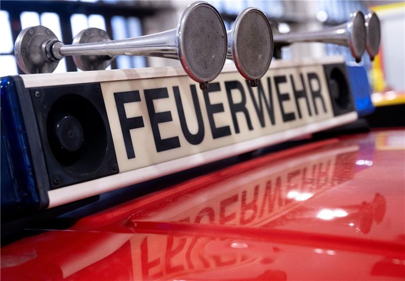 Ein Fahrzeug mit der Aufschrift „Feuerwehr“.
