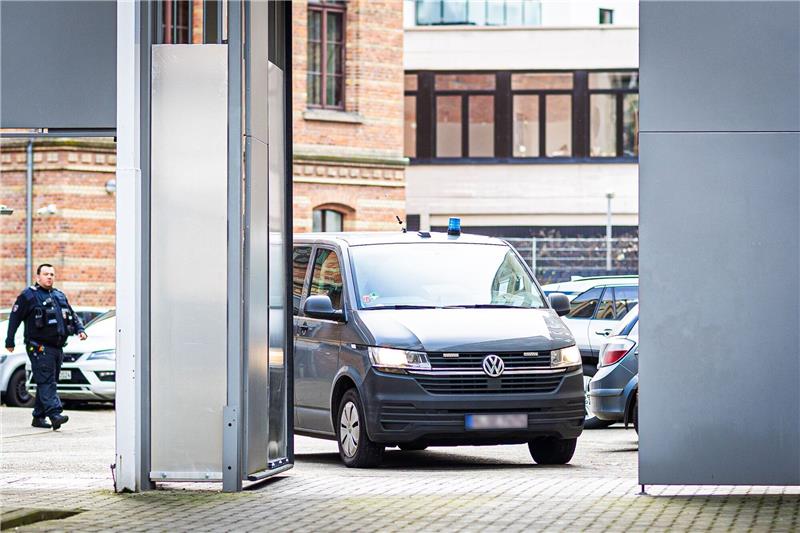 Prozess gegen Maddie-Verdächtigen: Schöffin ausgeschlossen Ein Fahrzeug verlässt mit dem Angeklagten Christian B. einen Innenhof vom Landgericht. Foto: Moritz Frankenberg/dpa