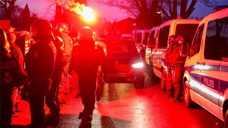 Ein Fahrzeug wird im Kreis Lüneburg am Rande einer AfD-Wahlkampfveranstaltung mit einem brennenden Bengalo beworfen.