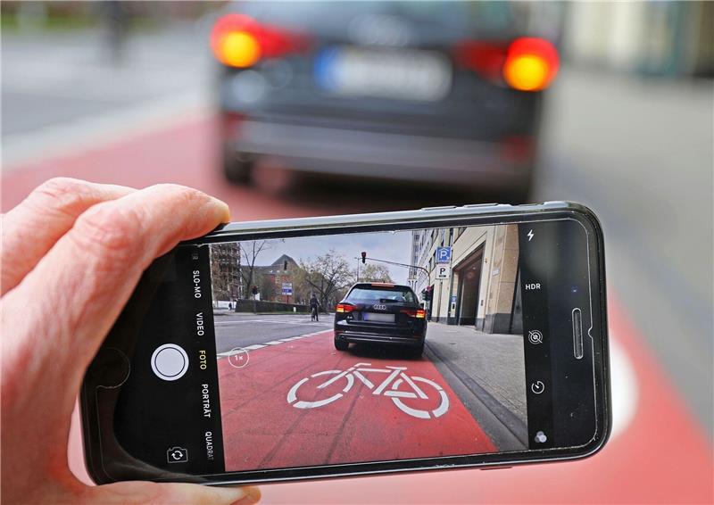 Bürger dürfen Falschparker für Anzeige fotografieren Ein Falschparker auf einem Radfahrstreifen.